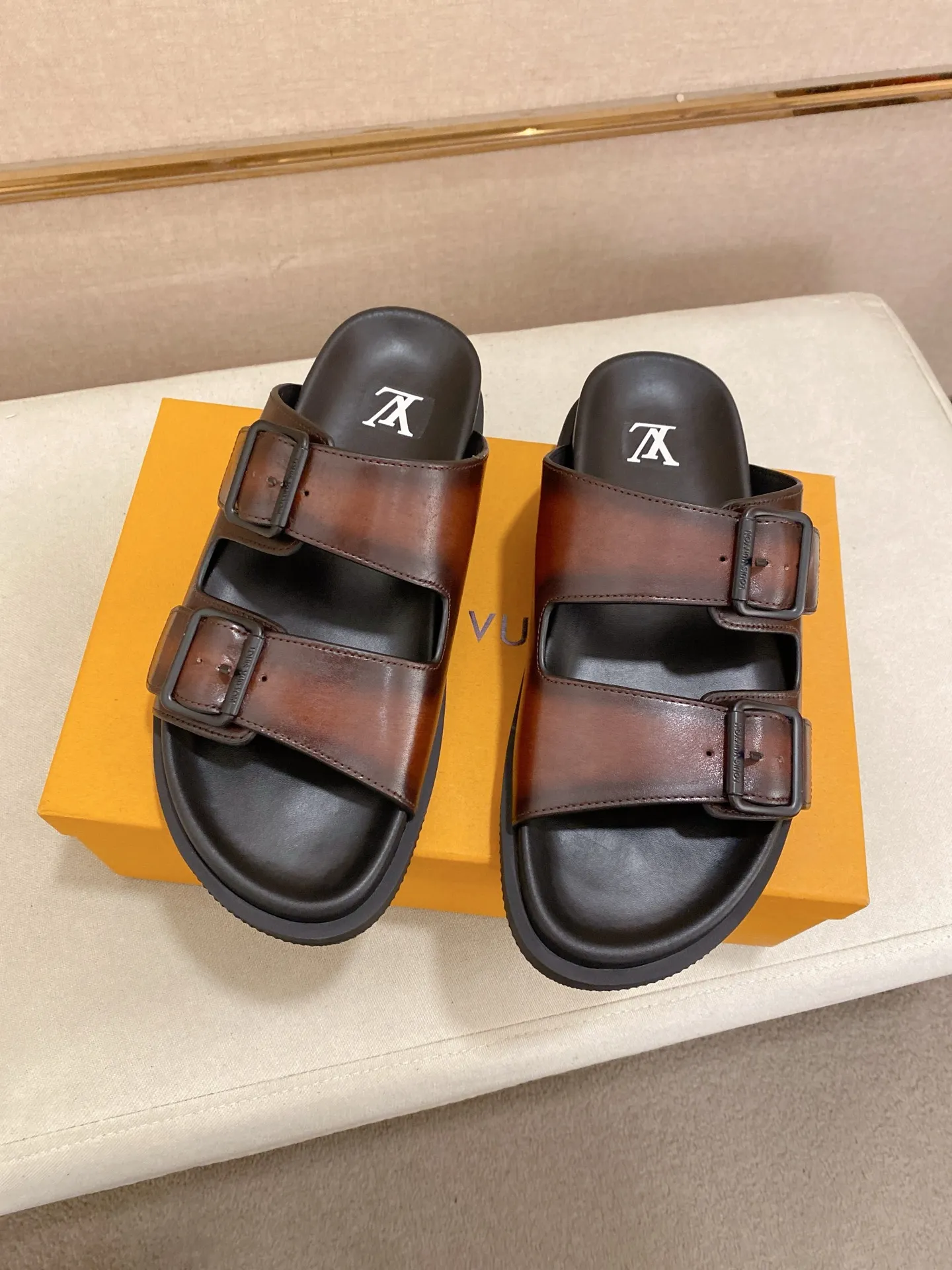 Factory price: 420💰Made by LV🔍Top purchasing agent. Men's spring and summer slippers are available at the same counter. The uppers are made of cowhide imported from Italy. High-quality craftsmanship, soles: original soles specially provided by the original factory, exclusive movable molded soles are super comfortable, original factory follow-up goods, 🔍🔍high quality, can be entered and exited the counter at will, welcome to compare, code number 38-44. Can be customized45
